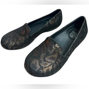 Dansko Olivia Bronze women’s 37 black slick snake print loafers